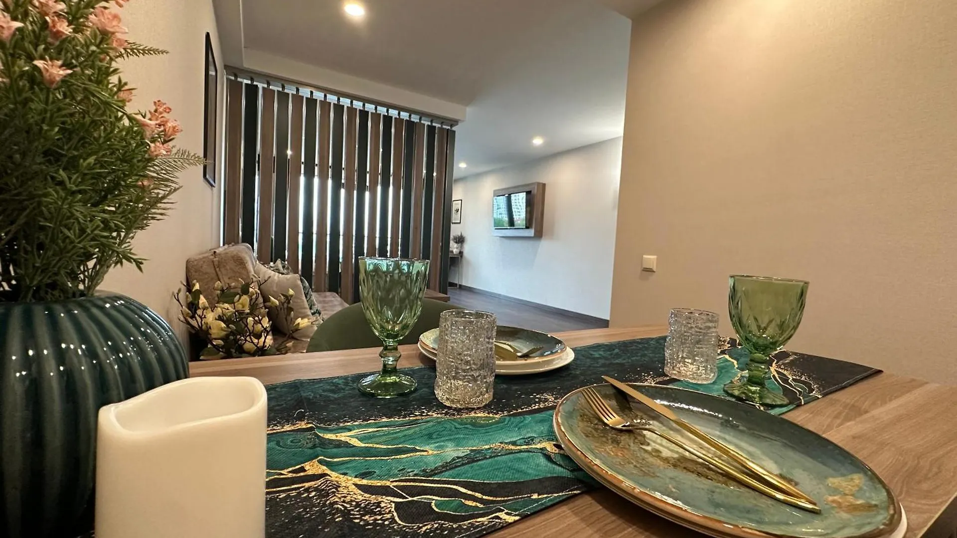 Luxury Family Apartment With Stunning Mountain View Batumi Georgien